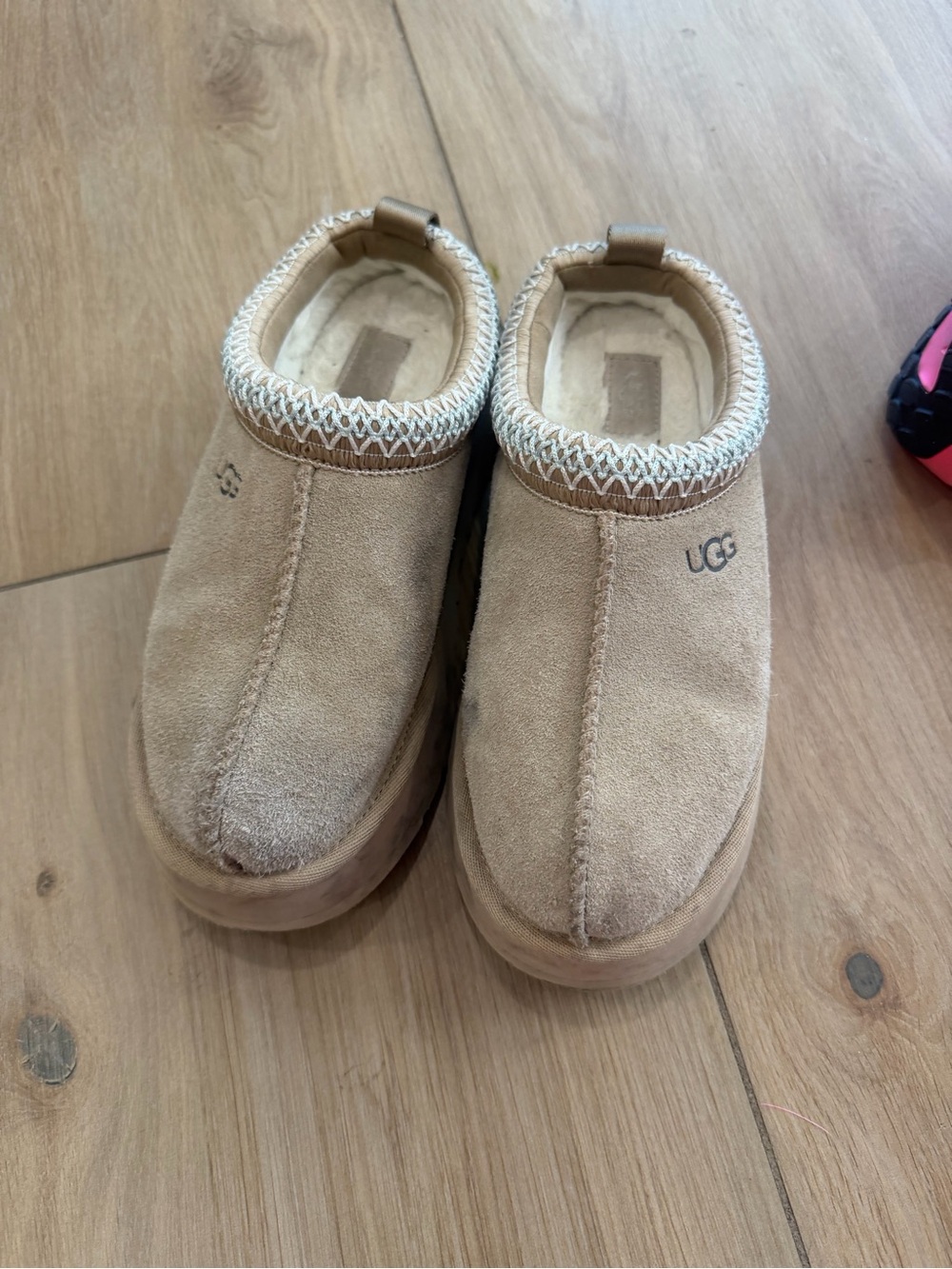 UGGS - Picture 3 of 12